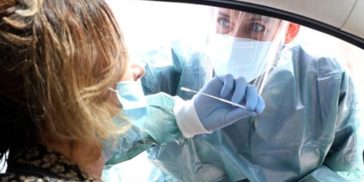 Covid, il virologo: “I tamponi di massa hanno un’alta percentuale di falsi positivi e falsi negativi“