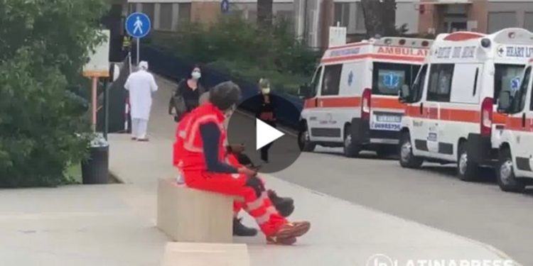 Ambulanze in fila da ore all’ospedale Goretti: l’intervista ad un paziente (positivo)