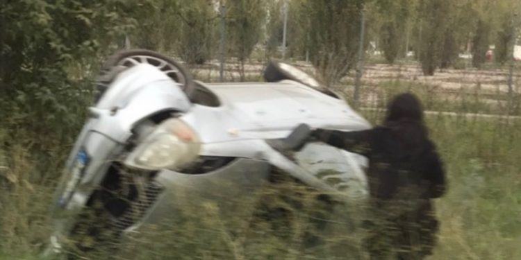 Latina, fa uscire fuori strada auto e poi scappa: è ricercato