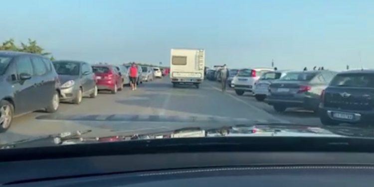 Migliaia di persone sul Lungomare di Latina: folla e locali pieni VIDEO