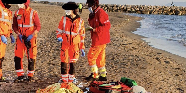 Tragedia sul Lungomare di Latina, uomo colto da malore si accascia e muore