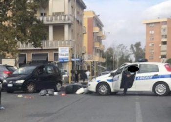 Auto della Polizia Locale investe scooter davanti al Tribunale di Latina: ferito un uomo