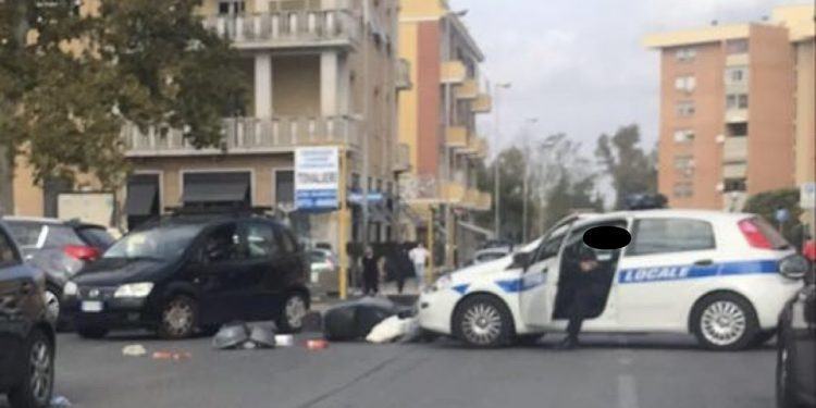 Auto della Polizia Locale investe scooter davanti al Tribunale di Latina: ferito un uomo