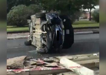 Latina, auto sbatte contro un palo e si ribalta: 23enne ne esce incolume VIDEO