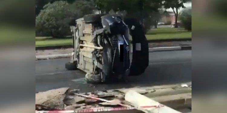 Latina, auto sbatte contro un palo e si ribalta: 23enne ne esce incolume VIDEO