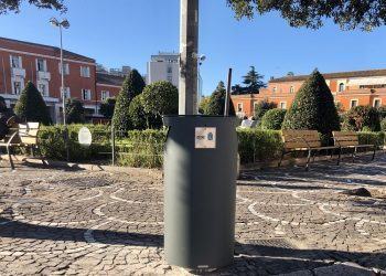 Latina, installati i nuovi cestini gettacarte in centro. Il Comune: “Elevata qualità e design”