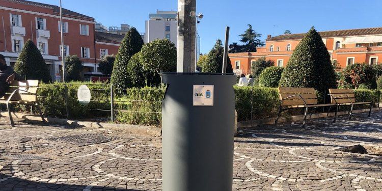 Latina, installati i nuovi cestini gettacarte in centro. Il Comune: “Elevata qualità e design”