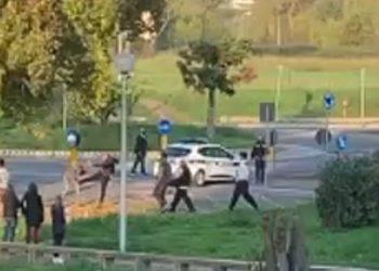 Follia in via Terenzio a Latina, straniero si scaglia contro municipale e 118. Fermato dai residenti VIDEO