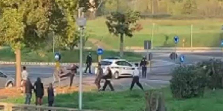 Follia in via Terenzio a Latina, straniero si scaglia contro municipale e 118. Fermato dai residenti VIDEO