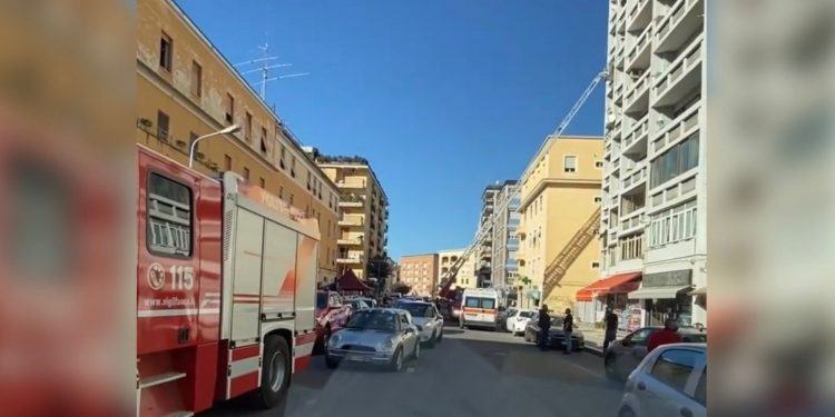 Latina, ha un malore in casa: donna soccorsa da Vigili del fuoco e 118 VIDEO
