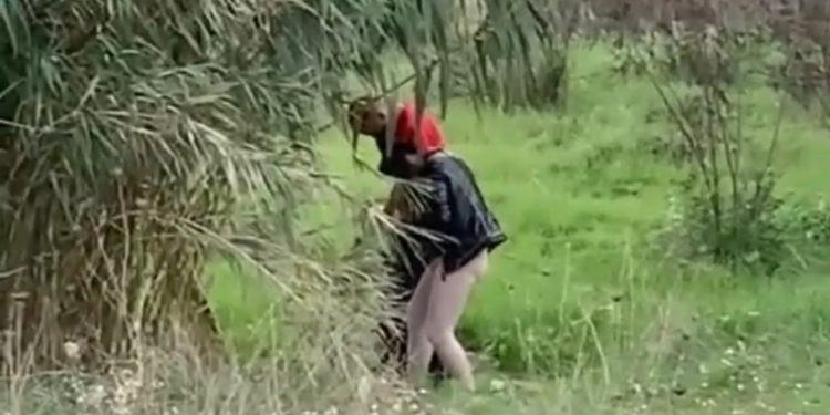 Latina, si bucano in pieno giorno davanti la Torre Pontina: il video-choc