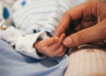 Bimbi nati morti triplicati nel Lazio durante il lockdown: “Colpa dei controlli saltati”
