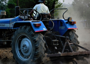 Cisterna, anziano perde la testa e aggredisce i familiari con una pala: non volevano fargli usare il trattore