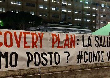 Recovery Plan, solo 9 miliardi per la sanità: striscione di protesta davanti al Goretti di Latina
