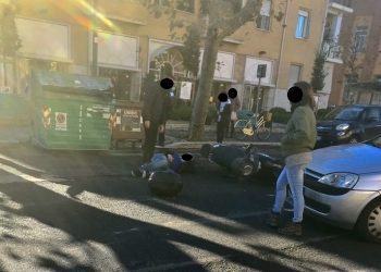 Scontro tra uno scooter ed un’auto in viale Mazzini a Latina: ferito il centauro