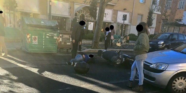 Scontro tra uno scooter ed un’auto in viale Mazzini a Latina: ferito il centauro