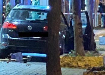 Panico in centro a Cisterna: auto inseguita dalla polizia sale sul marciapiede e si schianta VIDEO