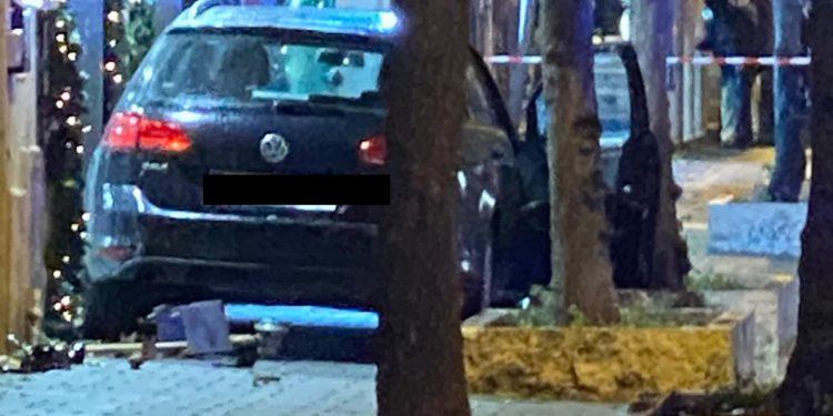Panico in centro a Cisterna: auto inseguita dalla polizia sale sul marciapiede e si schianta VIDEO
