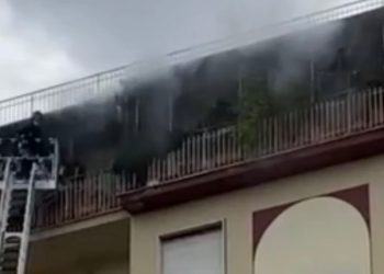 Appartamento in fiamme in via don Torello a Latina: in azione i vigili del fuoco VIDEO