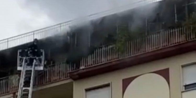 Appartamento in fiamme in via don Torello a Latina: in azione i vigili del fuoco VIDEO