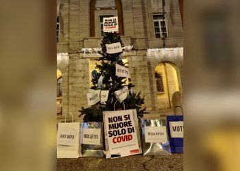 “Non si muore solo di Covid”, protesta davanti al Comune di Latina