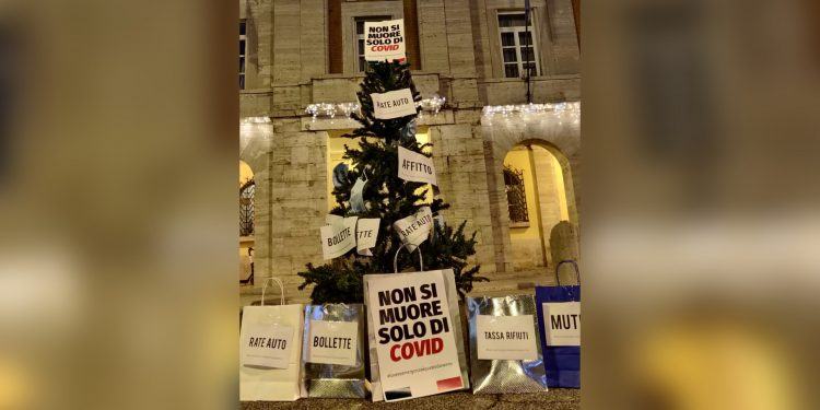 “Non si muore solo di Covid”, protesta davanti al Comune di Latina