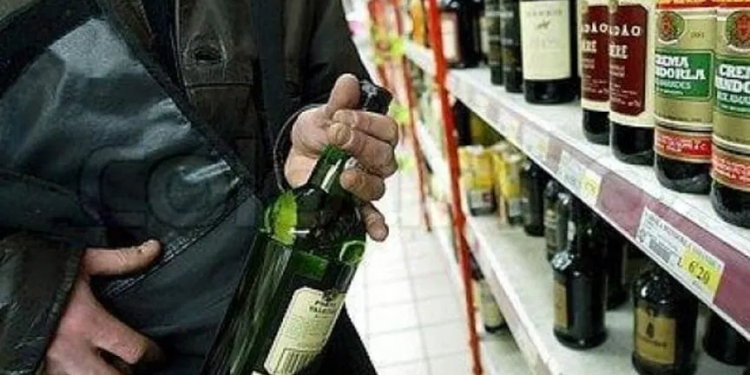 Rubava bottiglie di whisky dagli scaffali, denunciato 54enne in provincia di Latina
