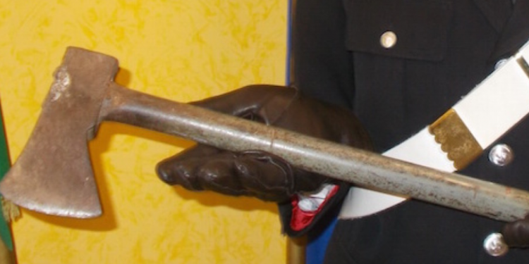 Priverno, prende ad accettate la tomba del padre: giovane denunciato dai carabinieri