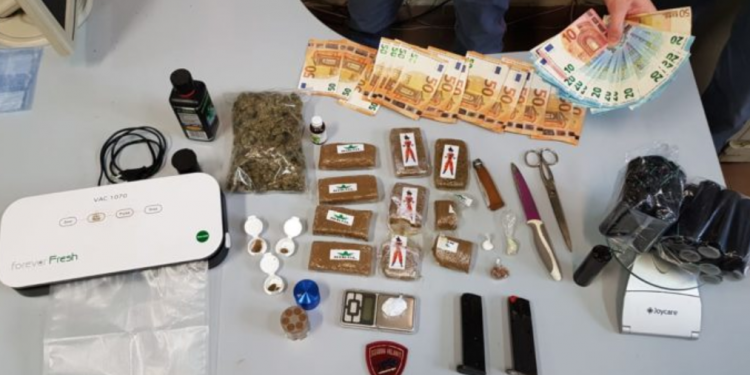 Latina, giovane insospettabile con la camera da letto piena di droga: arrestato 19enne