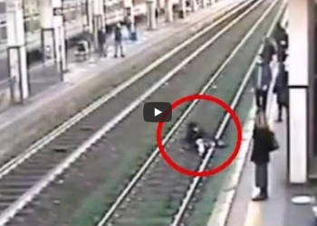 Tragedia sfiorata in provincia di Latina: cade sui binari mentre arriva treno, il video del salvataggio