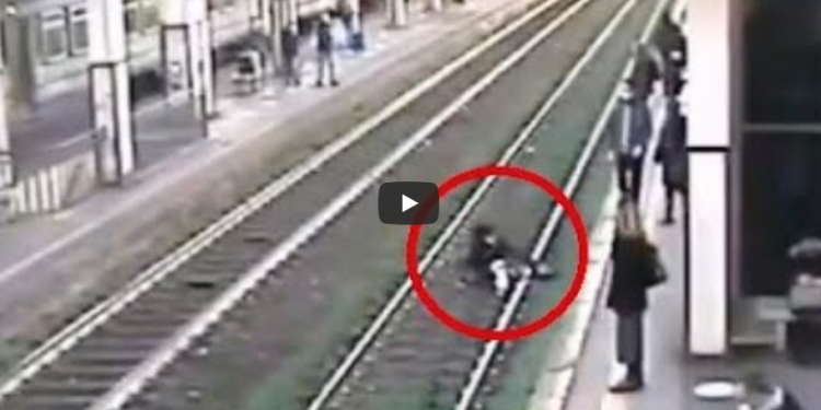 Tragedia sfiorata in provincia di Latina: cade sui binari mentre arriva treno, il video del salvataggio