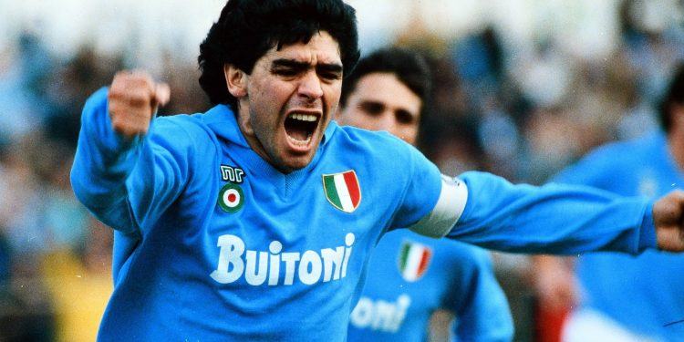 Latina, “costringevano” i passanti a comprare le foto di Maradona: fermati dalla Polizia
