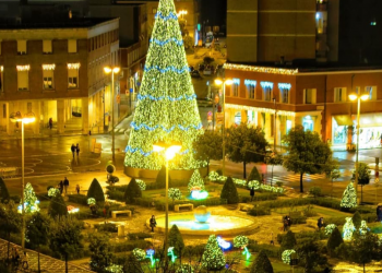 Decreto Natale, ecco tutte le restrizioni e le regole definitive: possibile andare dai parenti anche nei «giorni rossi»