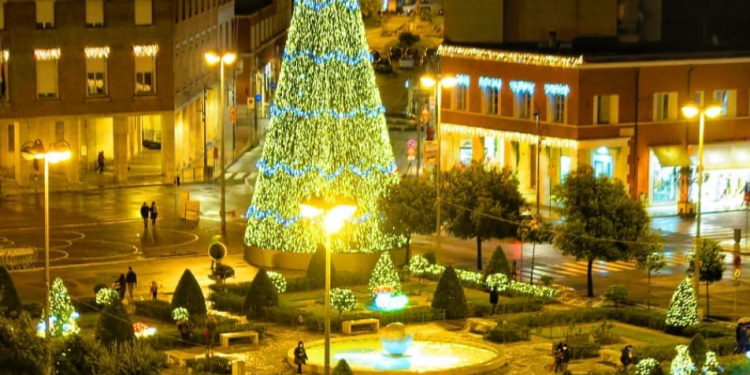 Decreto Natale, ecco tutte le restrizioni e le regole definitive: possibile andare dai parenti anche nei «giorni rossi»