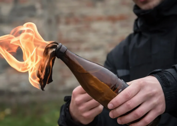 Lancia molotov in Q4 a Latina, 19enne incastrato da un video di TikTok: denunciato