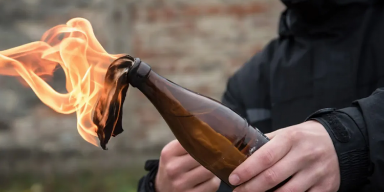 Lancia molotov in Q4 a Latina, 19enne incastrato da un video di TikTok: denunciato