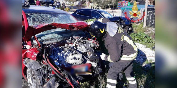 Scontro tra due auto sull’Appia a Latina: donna ferita estratta da lamiere