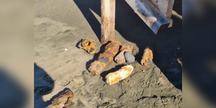 Sulla spiaggia di Sabaudia spuntano quattro ordigni bellici inesplosi