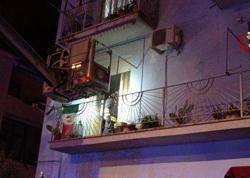 Incendio in appartamento a Latina, muore un uomo di 77 anni VIDEO