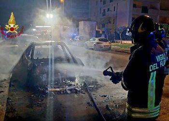Latina, auto distrutta dalle fiamme all’alba. Intervento dei Vigili del fuoco