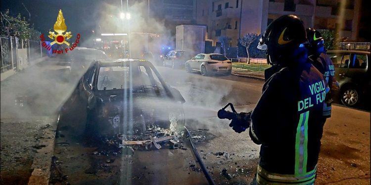 Latina, auto distrutta dalle fiamme all’alba. Intervento dei Vigili del fuoco