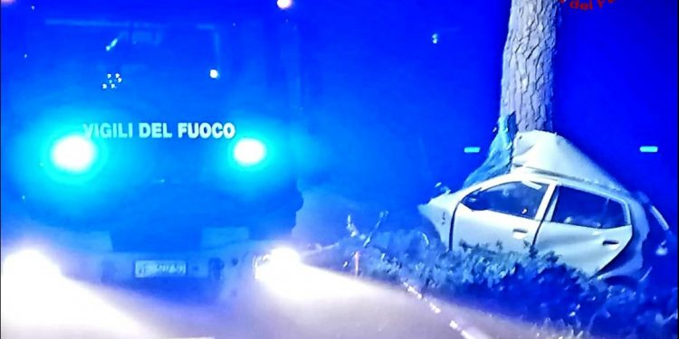Tragedia sull’Appia a Pontinia: perde controllo dell’auto e finisce contro un albero, muore un ragazzo