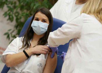 Prima vaccinata in Italia minacciata di morte dai “no vax”, ma non era vero