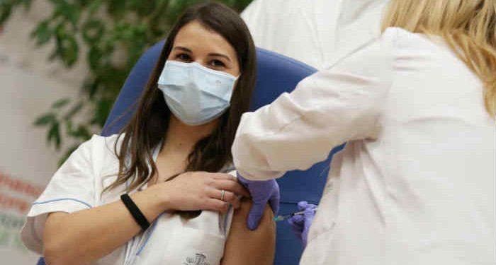 Prima vaccinata in Italia minacciata di morte dai “no vax”, ma non era vero