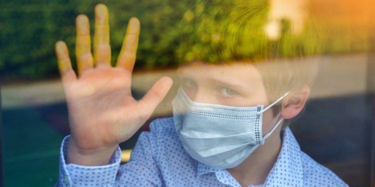 Bambini costretti a portare la mascherina in classe, il Tar del Lazio al Governo: “Dimostrare l’evidenza scientifica”