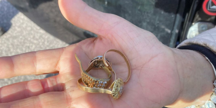 Non riesce a sfilare gli anelli dal dito, devono intervenire i vigili del fuoco pontini