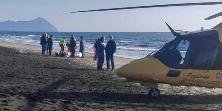 Tragedia sul Lungomare di Sabaudia, uomo si accascia a terra e muore: inutili i tentativi di soccorso
