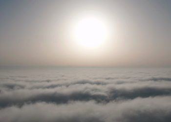 Effetto caligo, la “nebbia dal mare” avvolge Latina: il fenomeno è spettacolare VIDEO