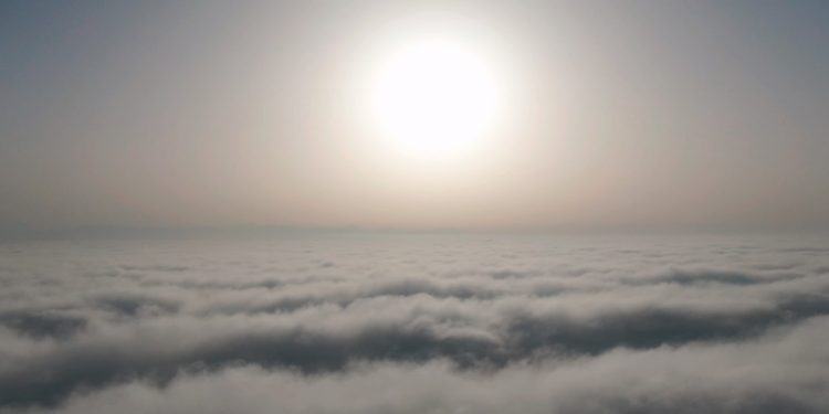 Effetto caligo, la “nebbia dal mare” avvolge Latina: il fenomeno è spettacolare VIDEO