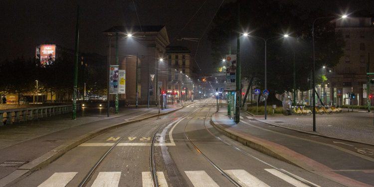 “Il coprifuoco è illegale, va tolto subito”: il tribunale ordina al governo olandese di revocarlo